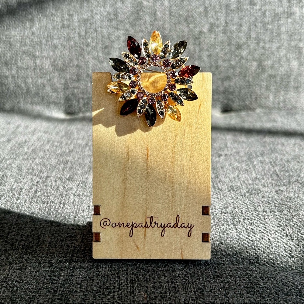 Sparkly, Multicolored Gemstone Wreath Circle Fashion Brooch Pin, Purple, Gold - Picture 16 of 17